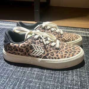 Cariuma Naioca in leopard, EUC 6.5